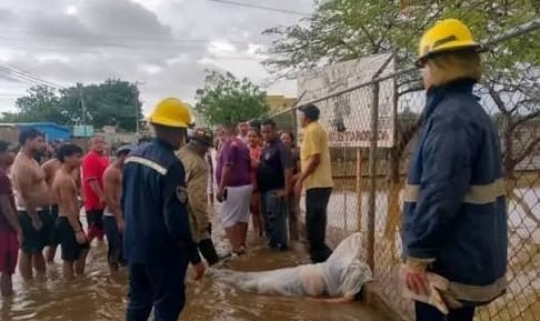 Descarga eléctrica en calle inundada deja dos fallecidos en Falcón