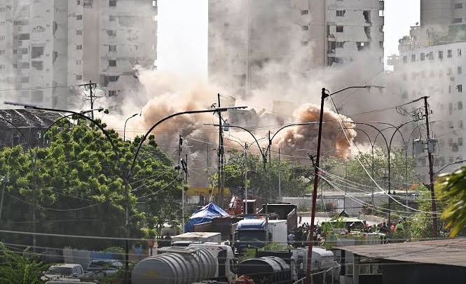 Realizan primera demolición controlada de edificio con inclinación peligrosa en La Guaira