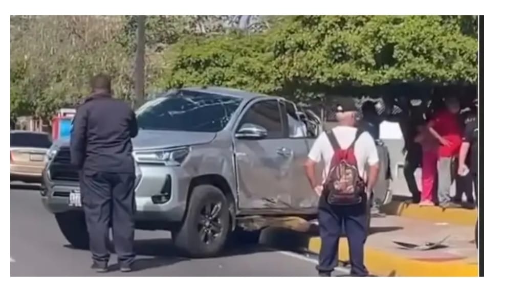 Fuerte colisión derriba semáforo en la calle 77 con avenida 9B