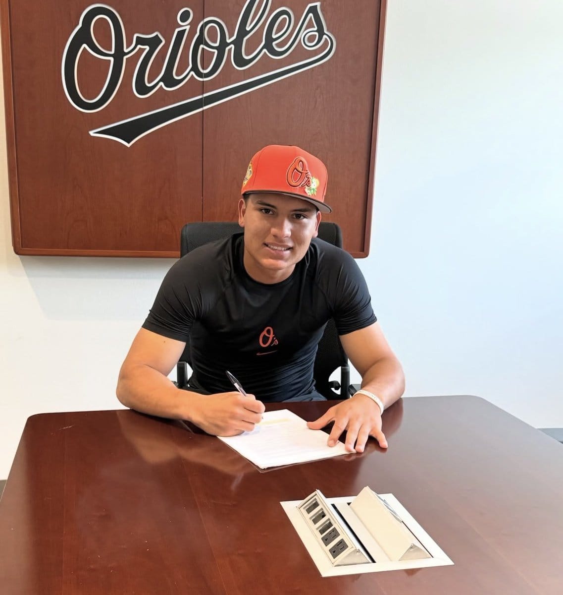 DE CACIQUE MARA A LAS GRANDES LIGAS: EL ZULIANO CARLOS SÁNCHEZ FIRMA CON LOS ORIOLES DE BALTIMORE Y HACE HISTORIA