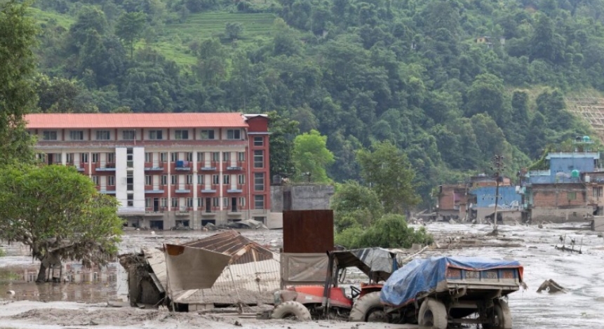China eleva a 558 desaparecidos por riada en frontera nepalí