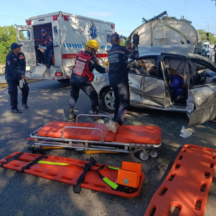 Colisión frontal entre un vehículo liviano y un camión cisterna en la Av. Intercomunal municipio Simón Bolívar deja a un joven de 24 años sin vida