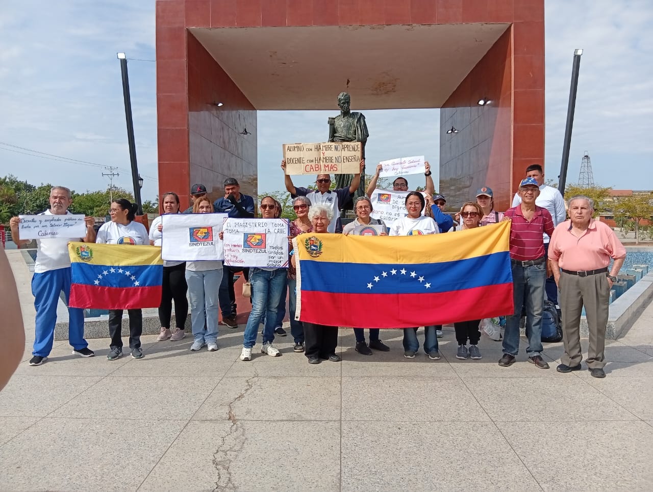 En Cabimas. Docentes exigen salario justo ya! en toma de calle