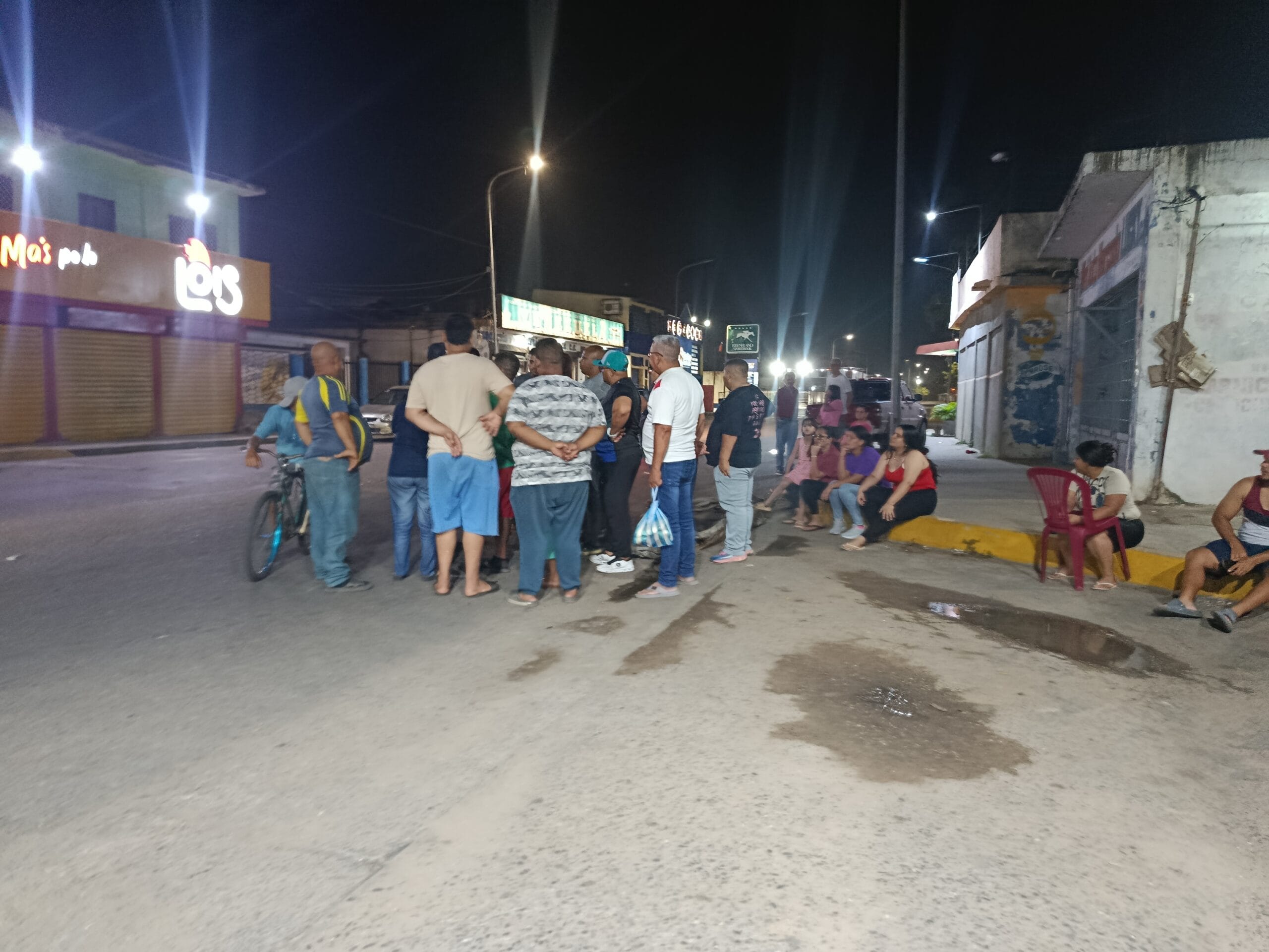 Vecinos del callejón Cabimas protestan en la carretera H para exigir la restitución del servicio eléctrico