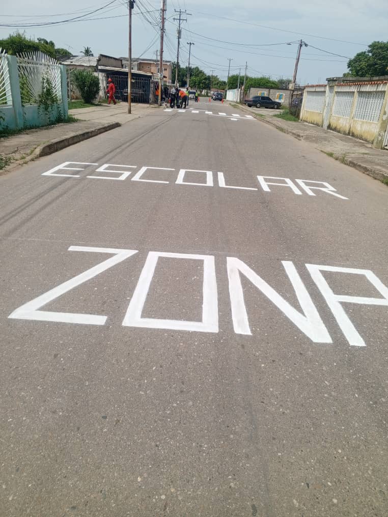 Alcaldía Bolivariana de Cabimas continua realizando demarcación vial en Instituciones Educativas de la ciudad