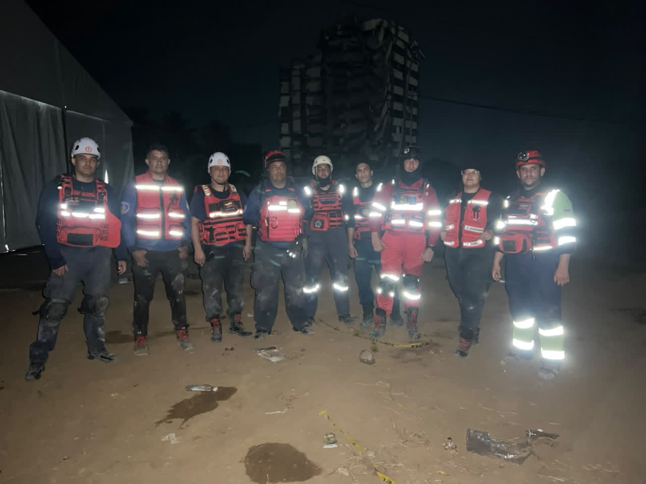 Orgullo de Cabimas: Ocho bomberos regresan tras cinco días de labores de rescate en La Guaira.