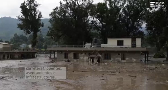 Al menos 95 muertos y centenares de desaparecidos, entre ellos turistas, tras una brutal riada en Nepal