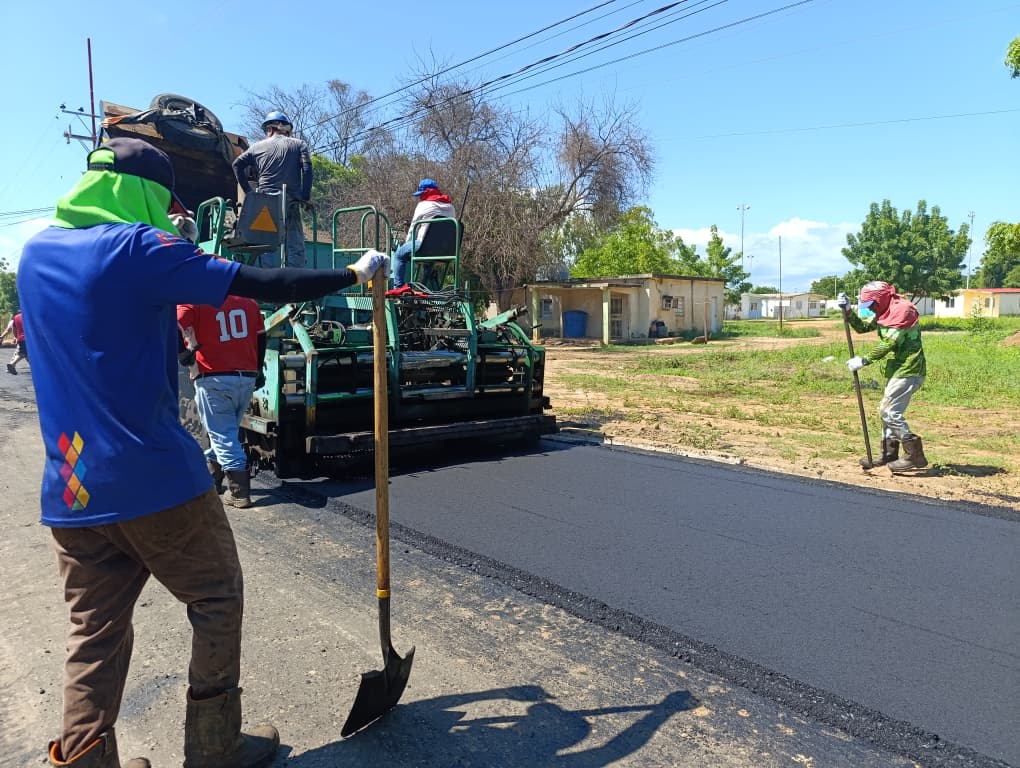 Gobierno Bolivariano coloca más de 1.000 toneladas de asfalto en la calle 18 de la urbanización Los Laureles de Cabimas