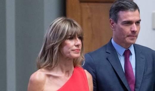 Envían a juicio a la esposa de Pedro Sánchez acusada de dos delitos