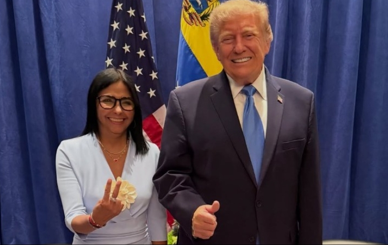 Primera imagen del encuentro entre la presidenta (E) de Venezuela Delcy Rodríguez y el presidente de EE.UU. Donald Trump, Delcy habla este miércoles en la ONU