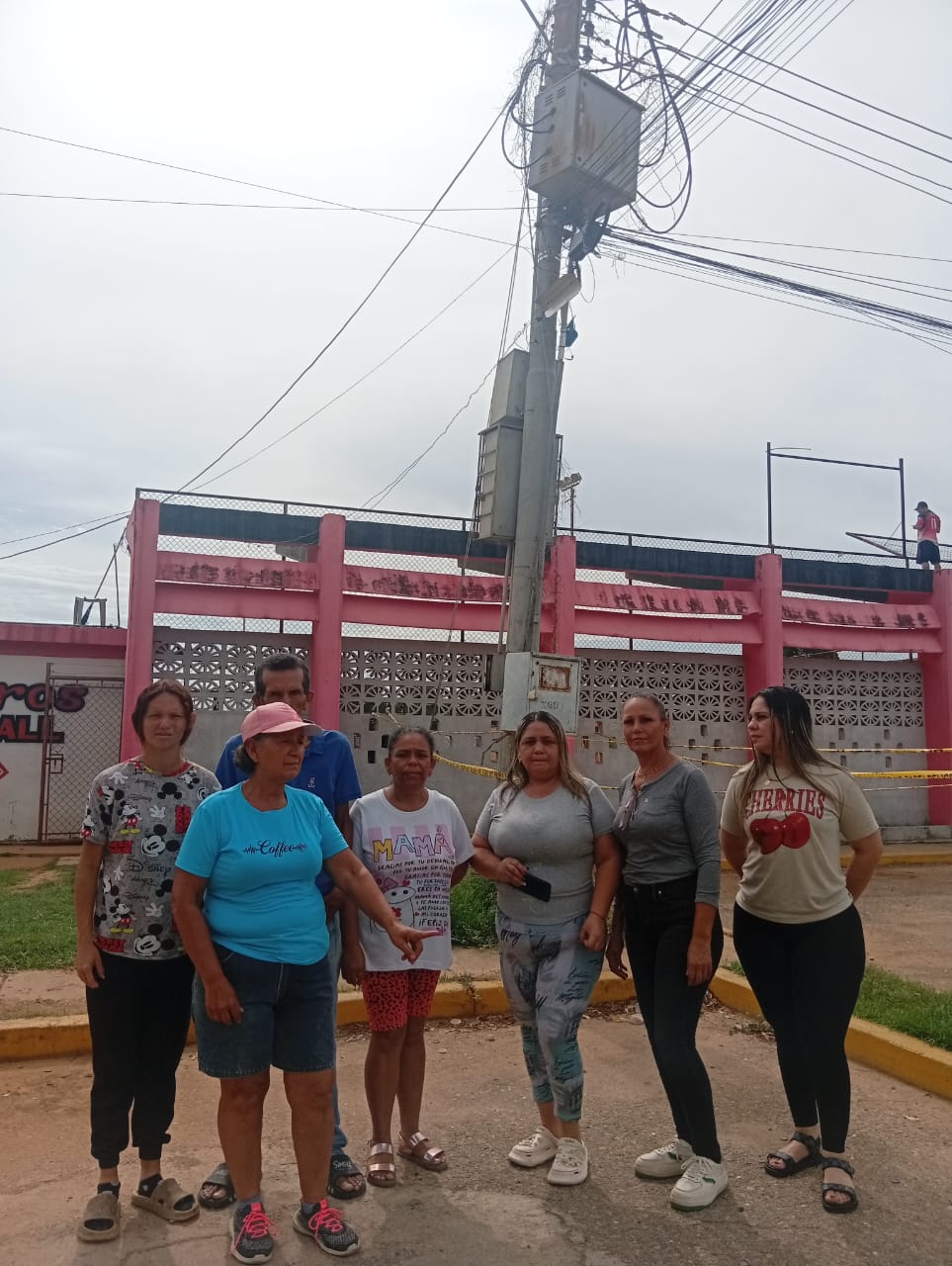 20 días sin servicio eléctrico 15 familias de la calle Las Flores de El Golfito por avería en transformador