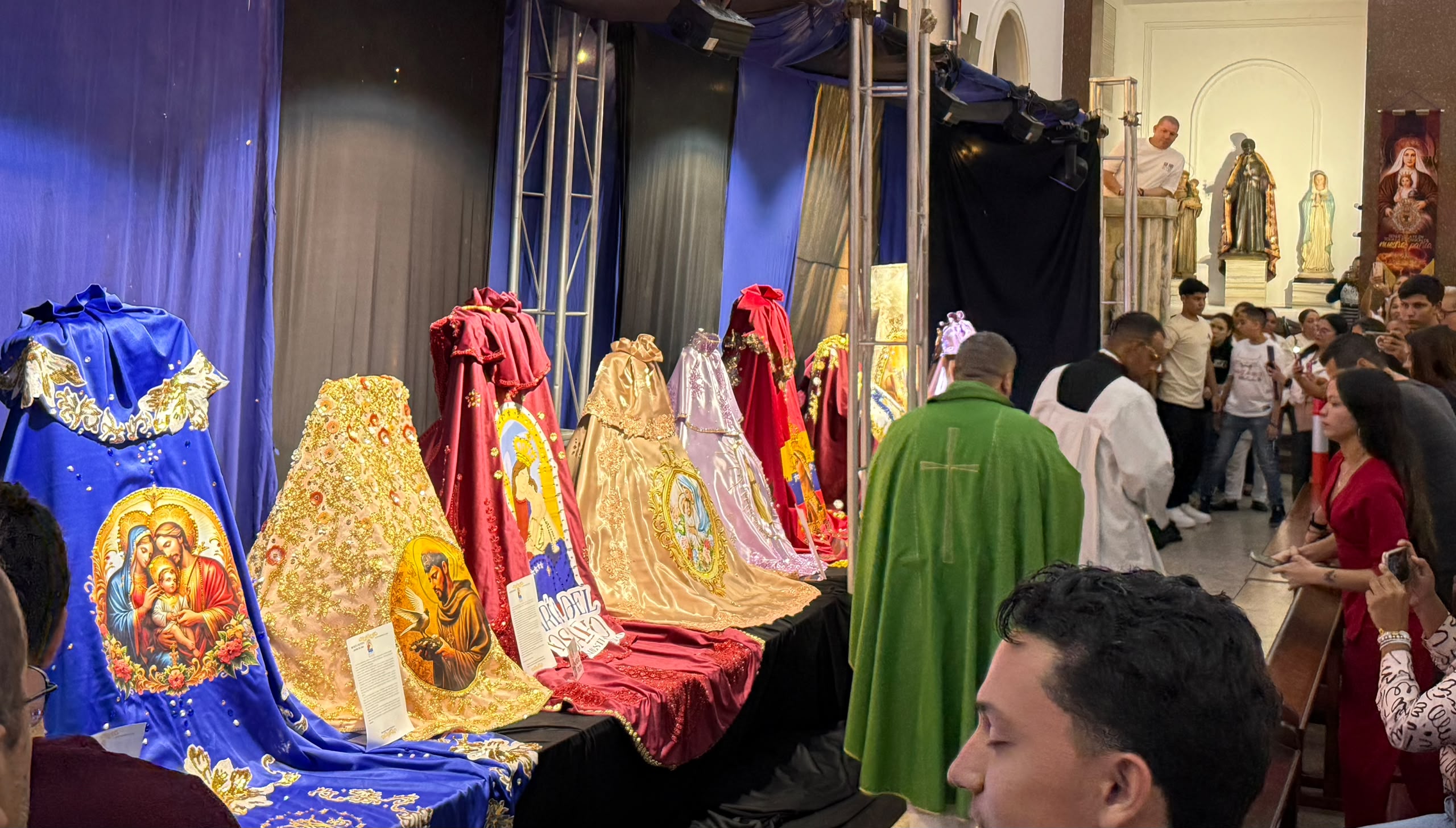 Develan mantos que usará la Virgen del Rosario en sus fiestas patronales