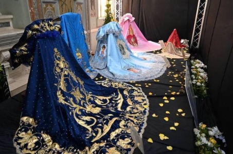 Develan y bendicen los mantos de la «Chinita» en inicio de sus fiestas patronales