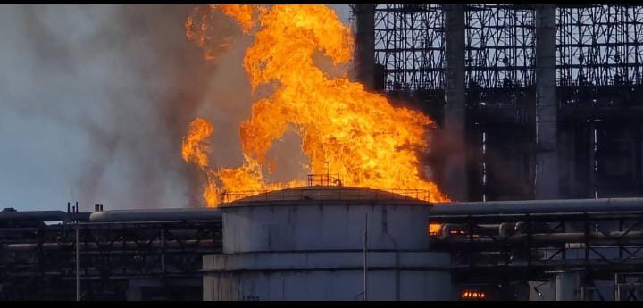 Organismos de seguridad controlan incendio en la Refinería Cardón