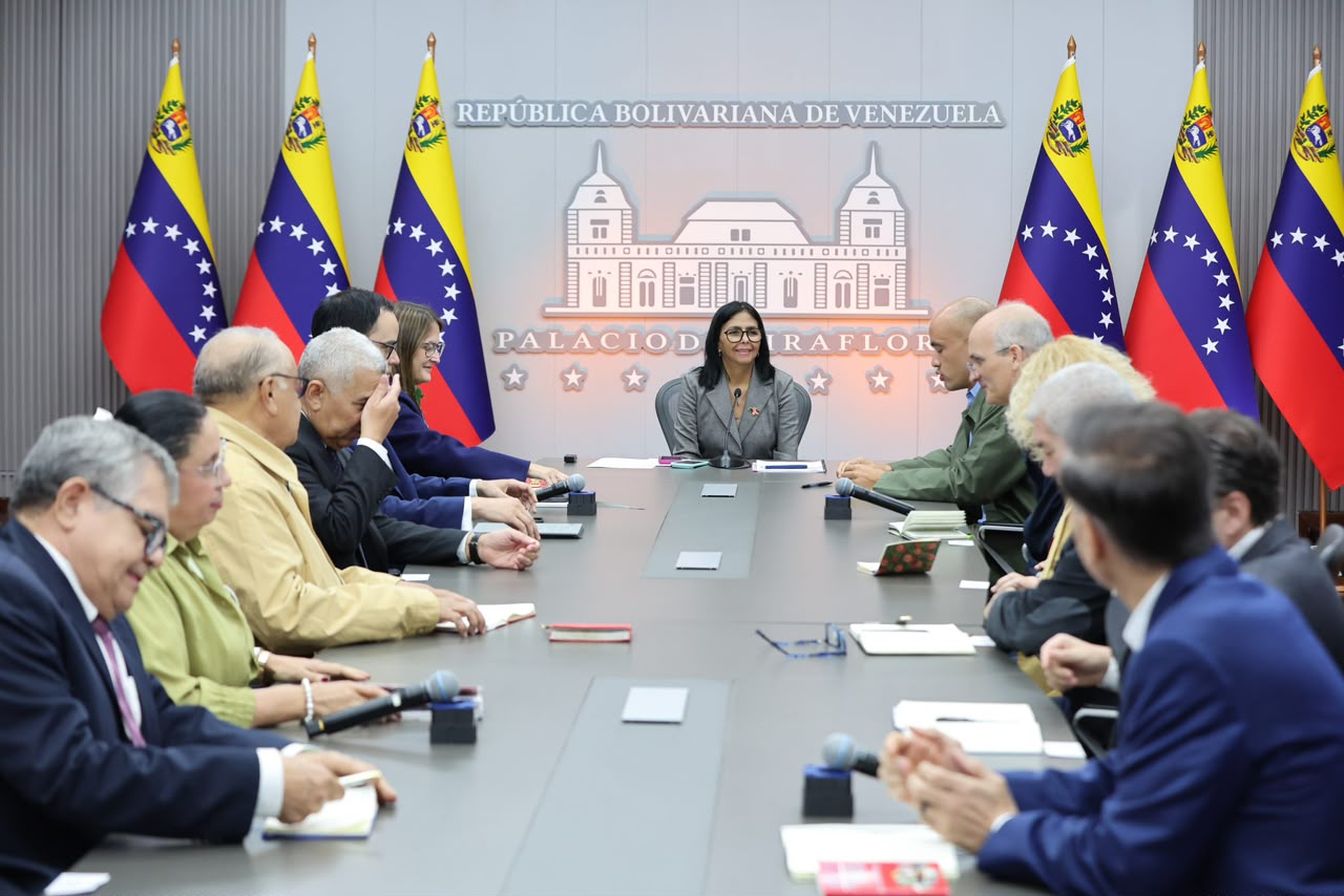 Delcy Rodríguez encabeza reunión con empresarios y sindicatos para avanzar en consensos laborales