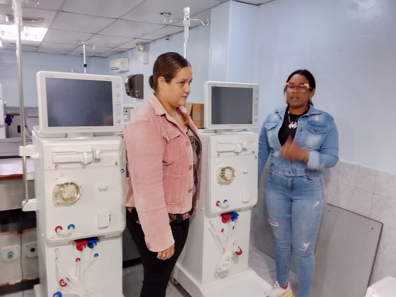 Llegan dos nuevas máquinas a la Unidad de Diálisis Care, gracias a la articulación del Gobierno Nacional, Regional y Municipal de Cabimas